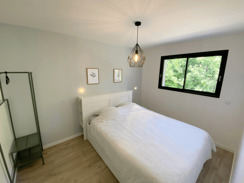 Chambre avec lit double et penderie
